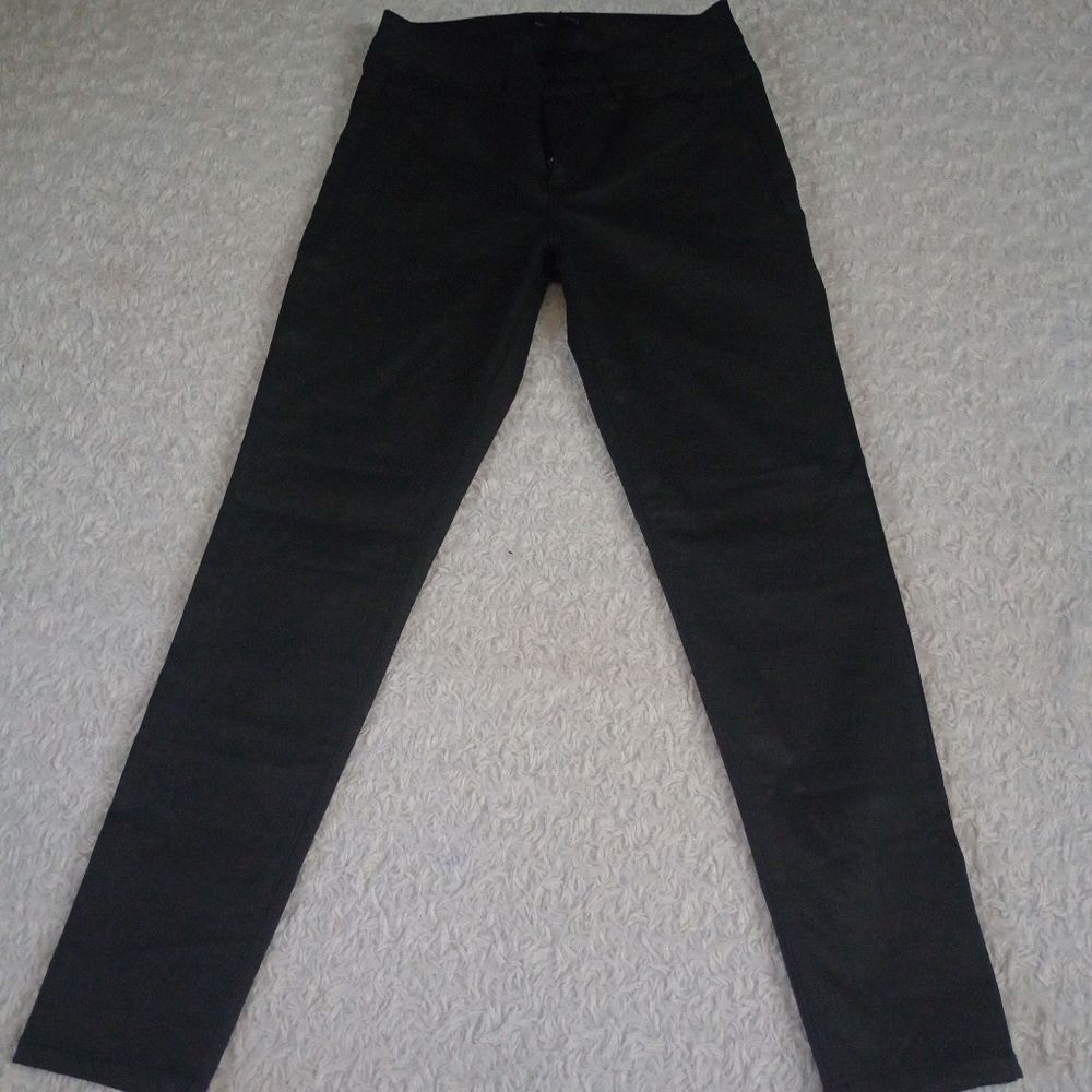 Signature studio woman's black faux leather size 6. (AA)